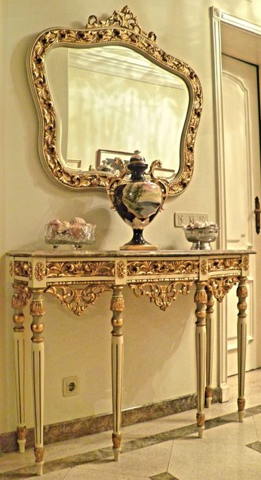 Credência com espelho de talha dourada
