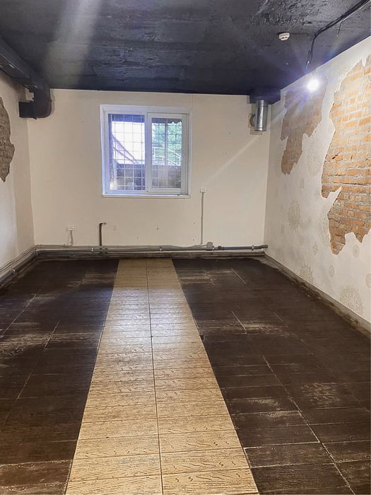 Оренда комерційного приміщення з літнім майданчиком