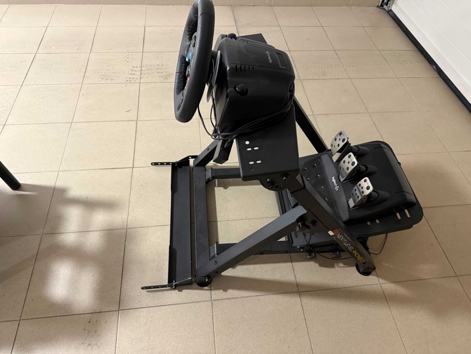 Next Level Racing Wheel Stand 2.0 com banco e Logitech G29