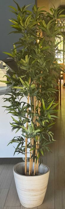 Planta artificial com cana de bambu e vaso decorativo