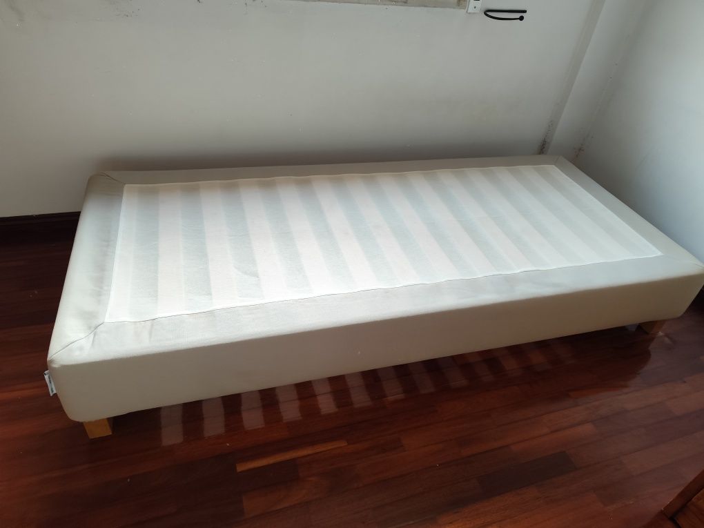 Estrutura de cama 90x200 com colchão e capa protetora. 
Como novo.
Mar