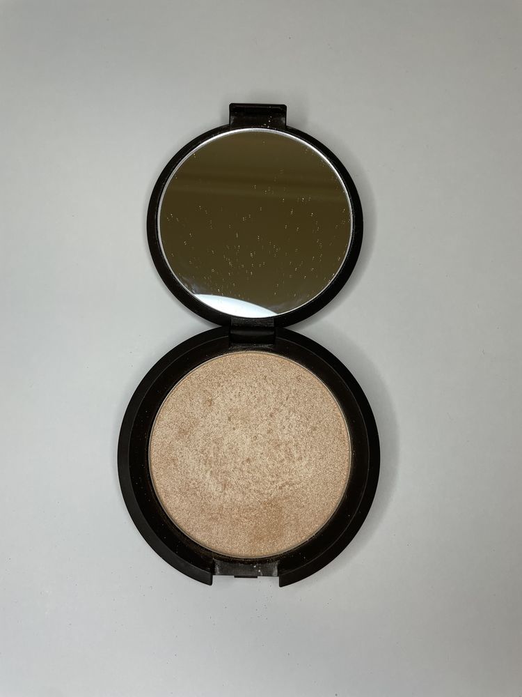 Becca rozświetlacz w odcieniu moonstone