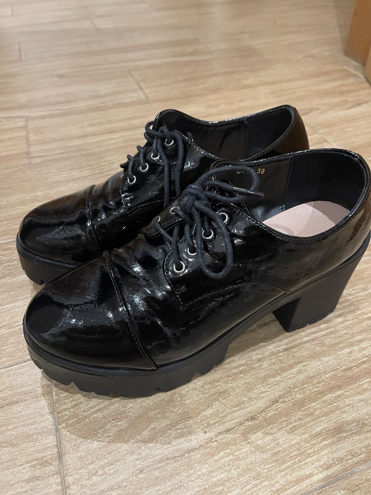 Sapatos pretos plataforma
