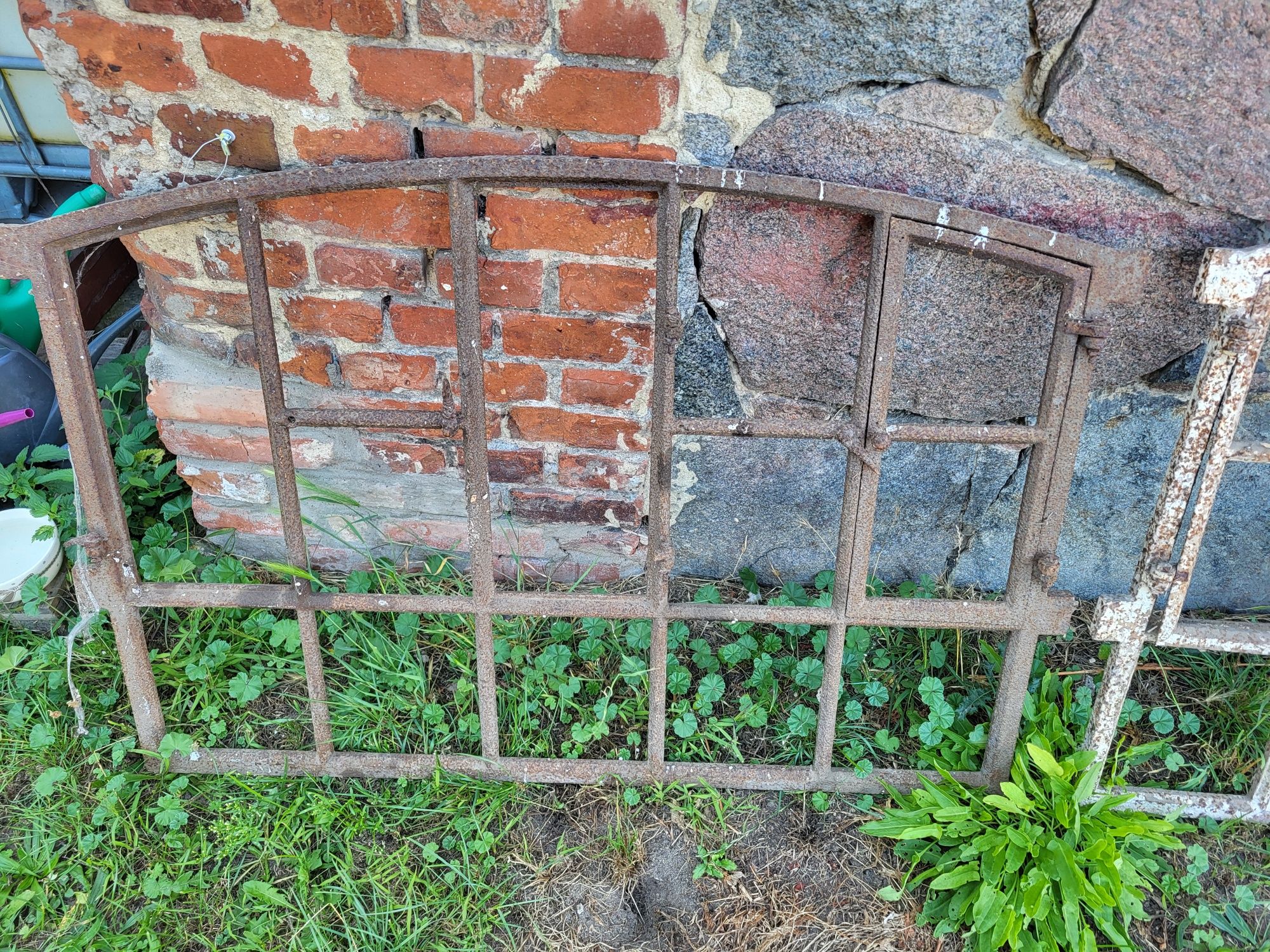 Okno żeliwne zabytkowe