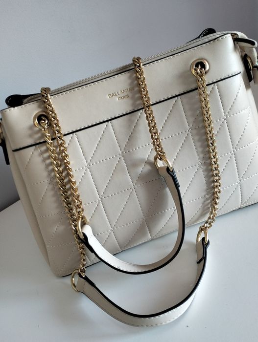 Torebka beżowa na złotym łańcuszku