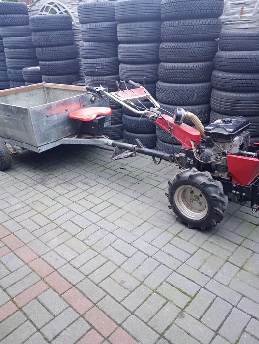 Mały ciągnik dzik z przyczepka