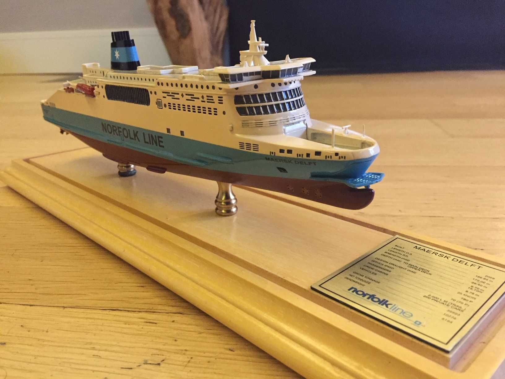 Metalowy model promu - 30 - 40cm - MAERSK DELFT