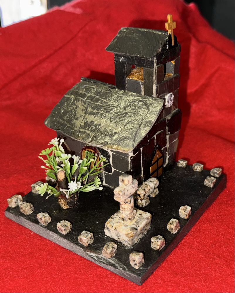 Igreja miniatura com varios tipos de pedra