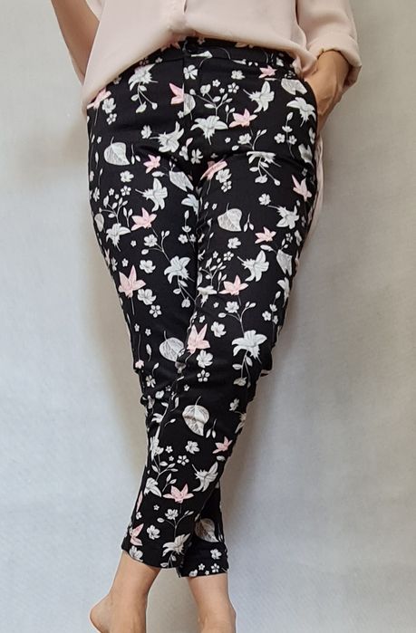 Grafitowe spodnie w kwiaty w typie cygaretek