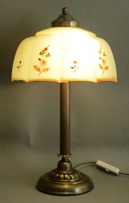 Rasowa, klasyczna, stara (przedwojenna ?) lampka z mosiądzu.