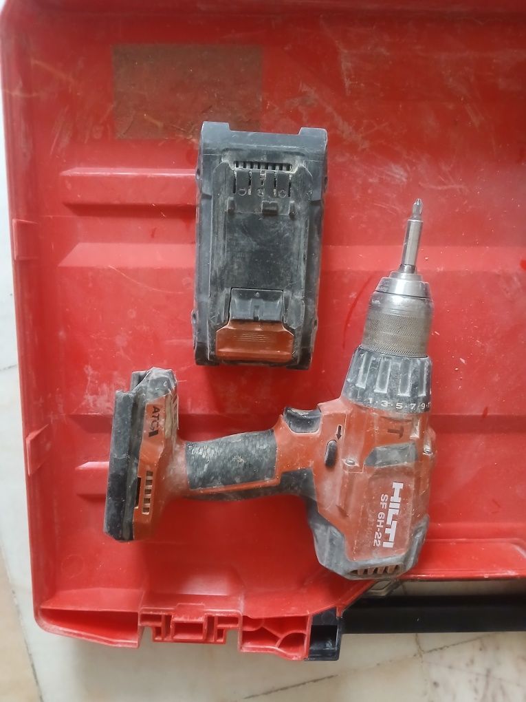 Aparafusadora/Berbequim com percussão a bateria Hilti SF 6H-22.