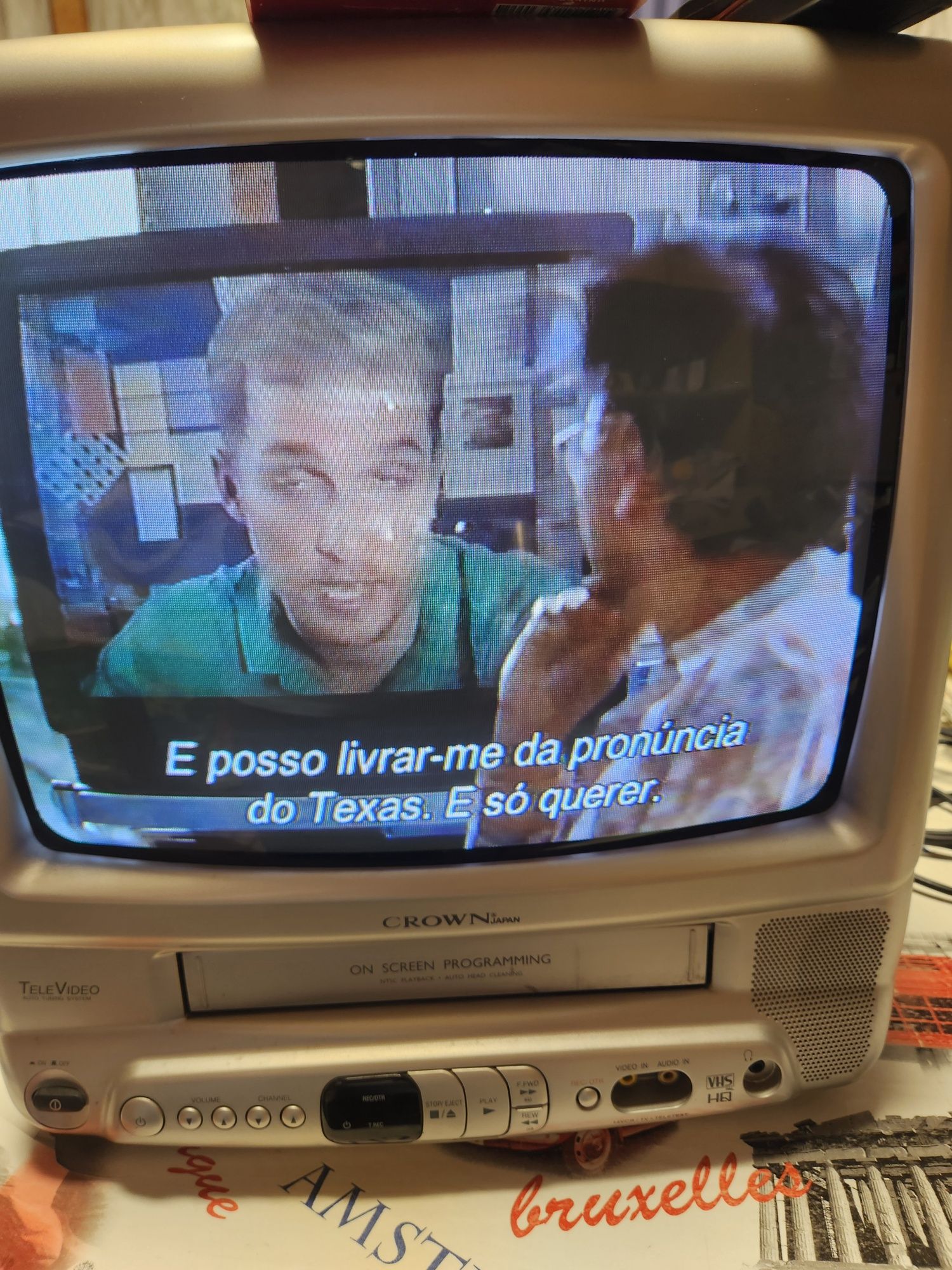 Televisão vintage com vídeo VHS incodporado