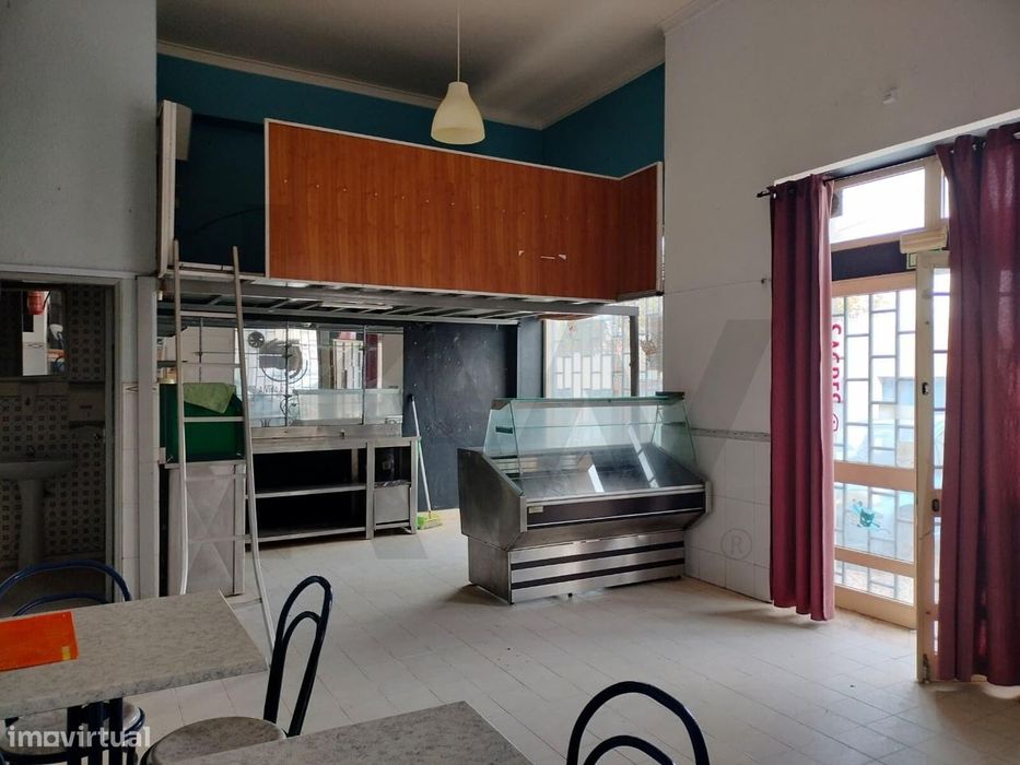 Loja em Pinhal Novo para VENDA - com um pé direito + 3 metros de altur