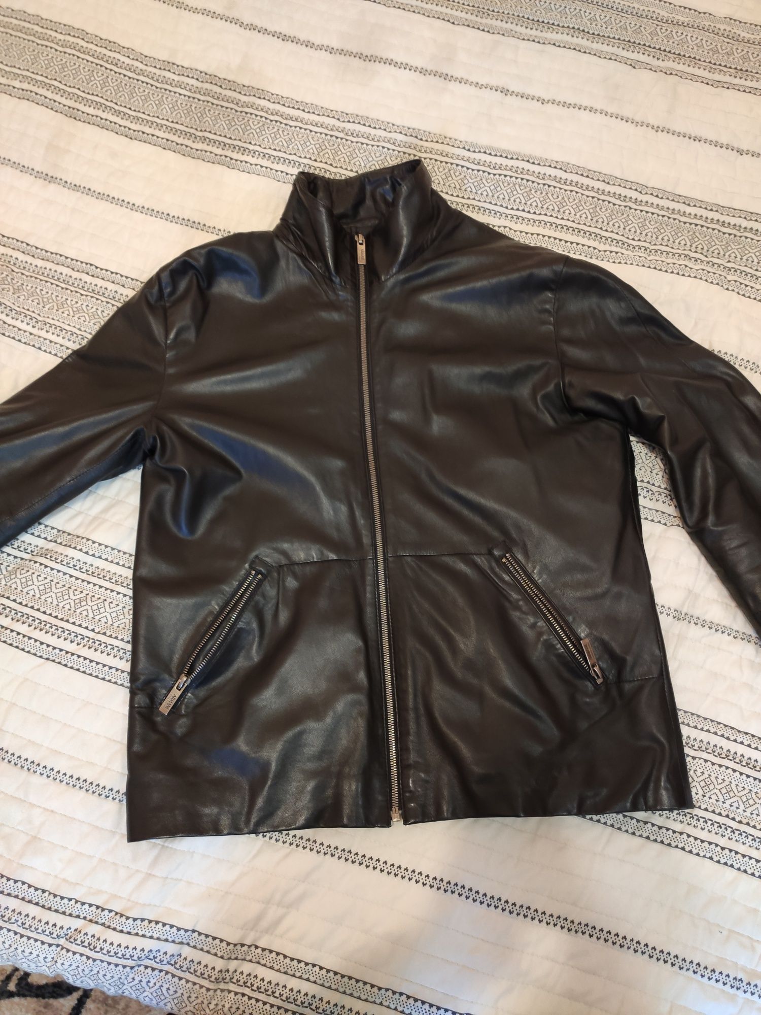Продам кожаную куртку Armani Collezioni размер М.