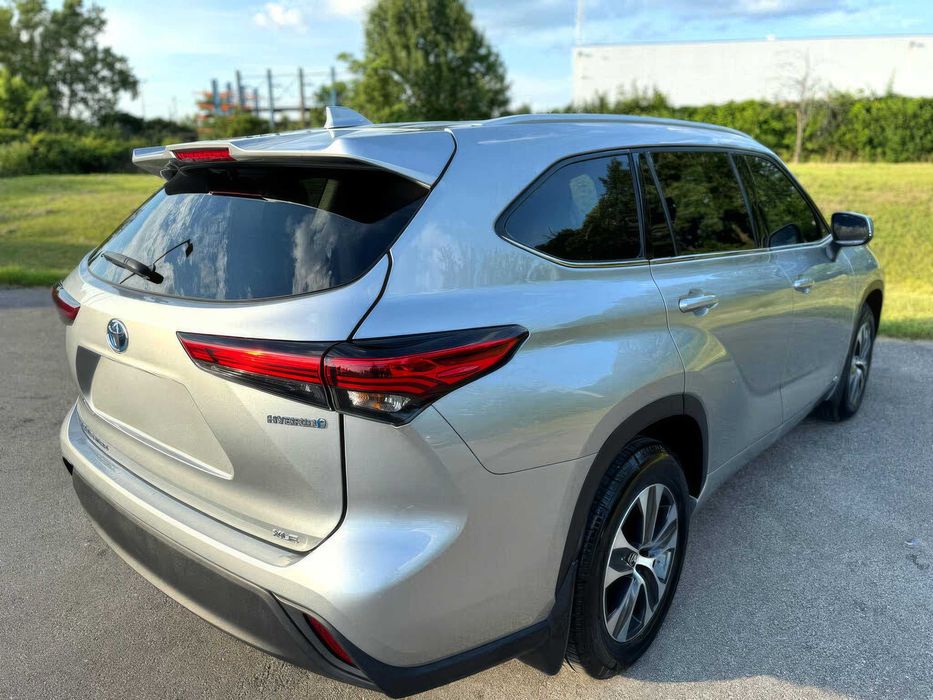 Toyota Highlander Hybrid XLE      2022