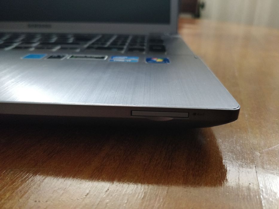 Samsung Series 7 chronos 17.3-inches