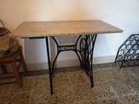 Mesa em pedra feita com base de maquina de custura