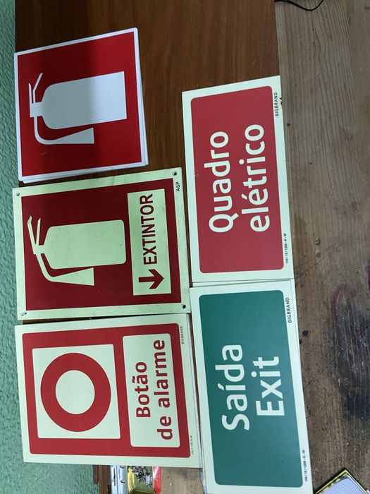 Lote de Sinalética (217 pecas totais)