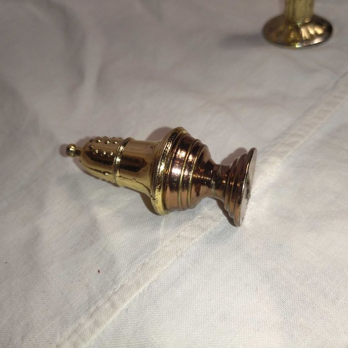 Мініатюрні іграшкові фігурки: перечниця, кран-колонка, Англія