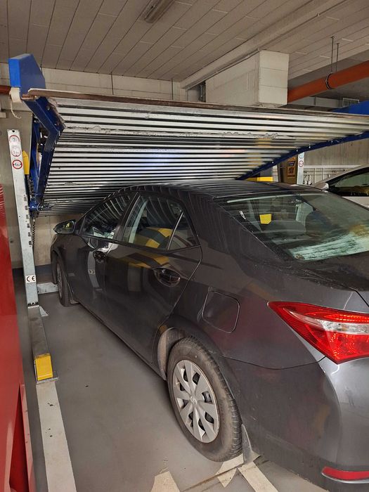 Miejsce parkingowe w garażu podziemnym z platformą. Modlińska 73