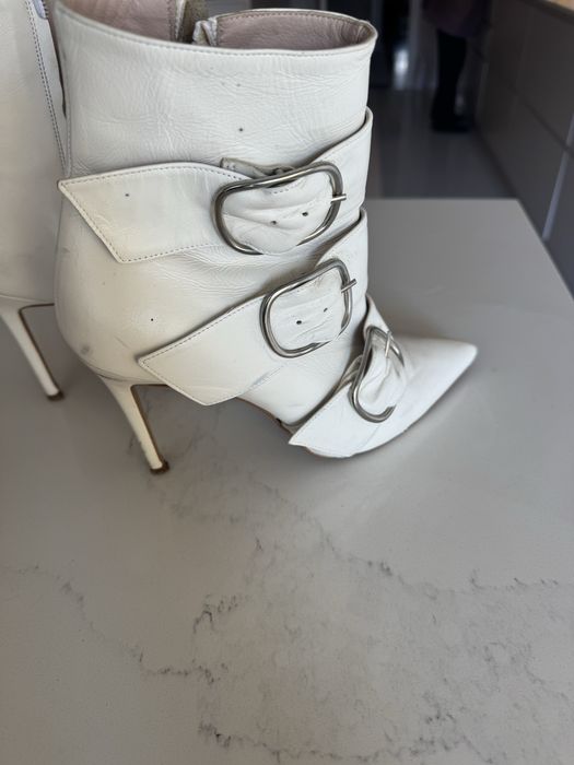 Botim branco em pele