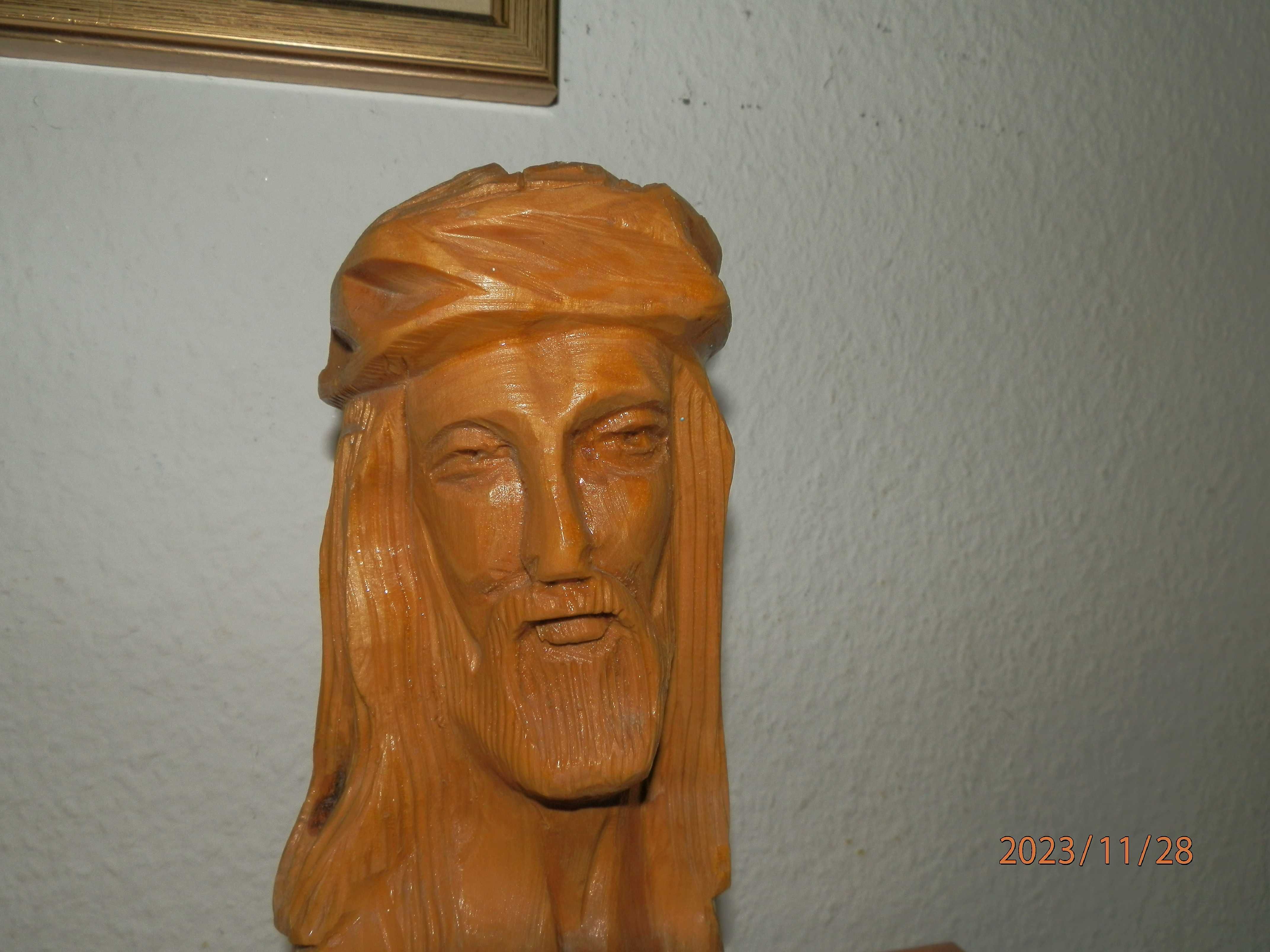 Busto de Cristo esculpido  en madeira