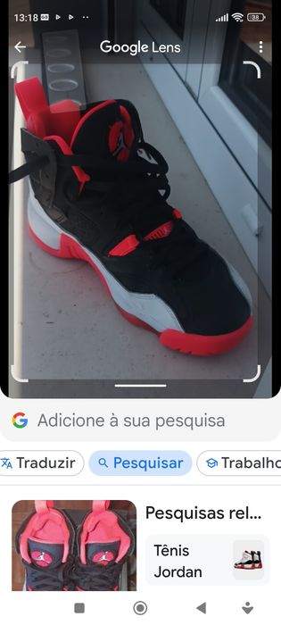Tênis Jordan vermelho e preto