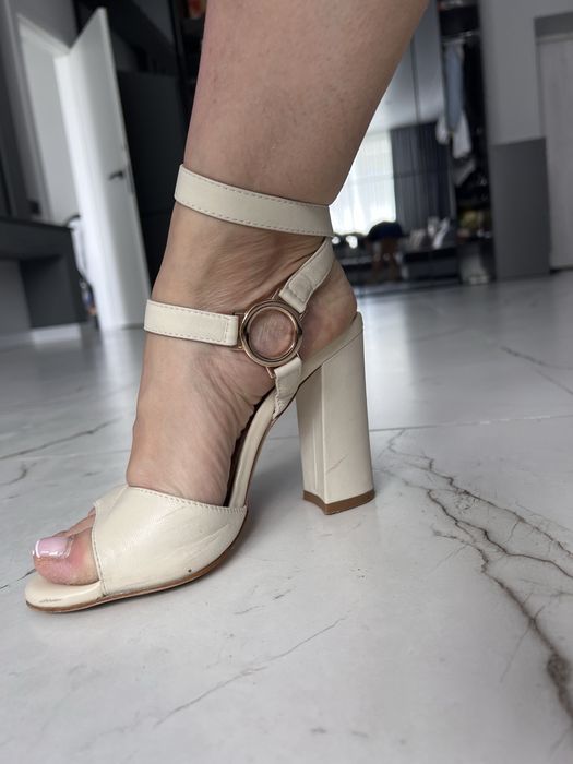 Шкіряні босоніжки на стійкому каблуку,розмір 36,в гарному стані,