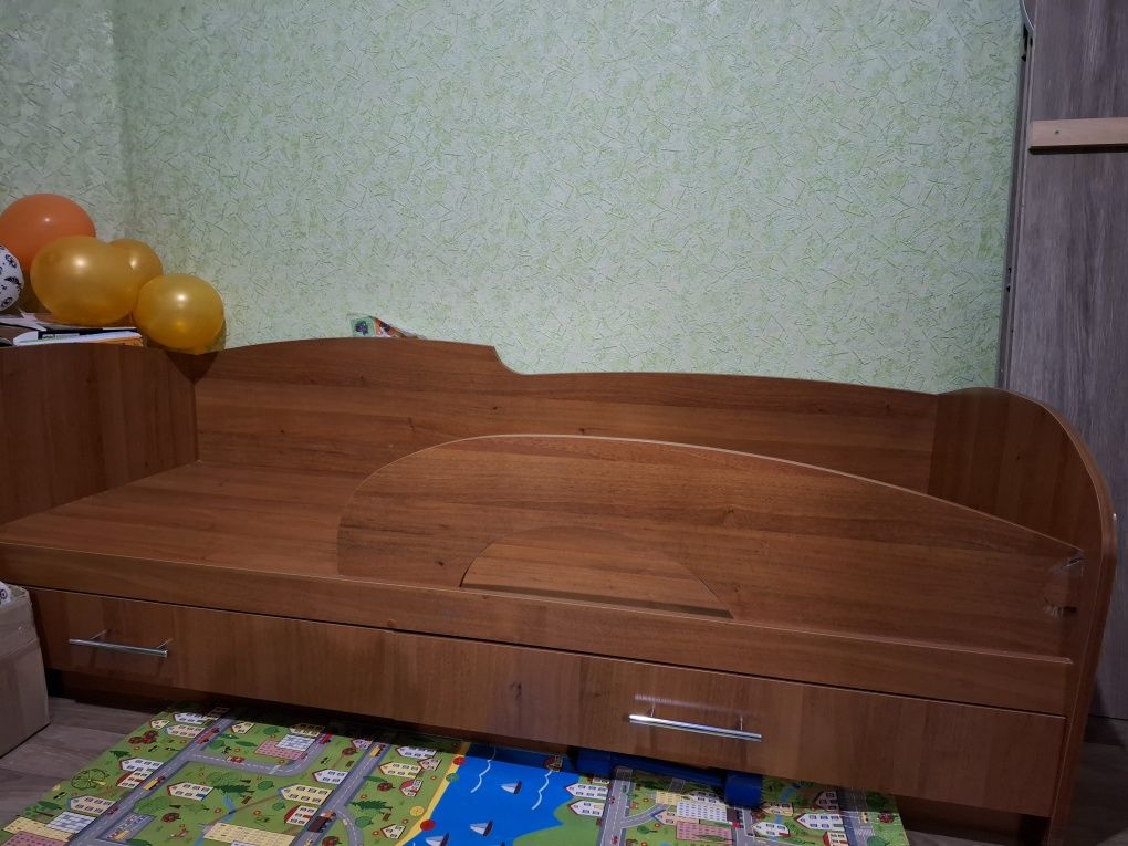 Односпальне дитяче ліжко з бортиком та матрасом