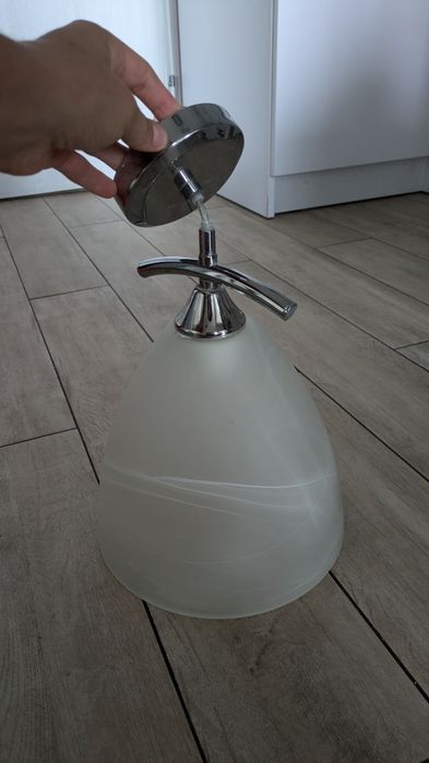 Lampa wisząca z mlecznym kloszem