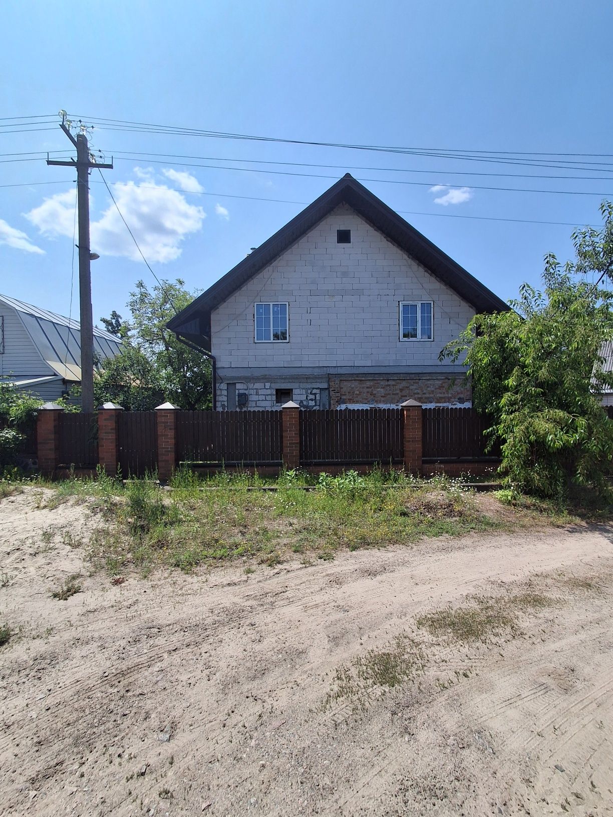 Терміновий продаж дачі  в мальовничому місці , біля річки.