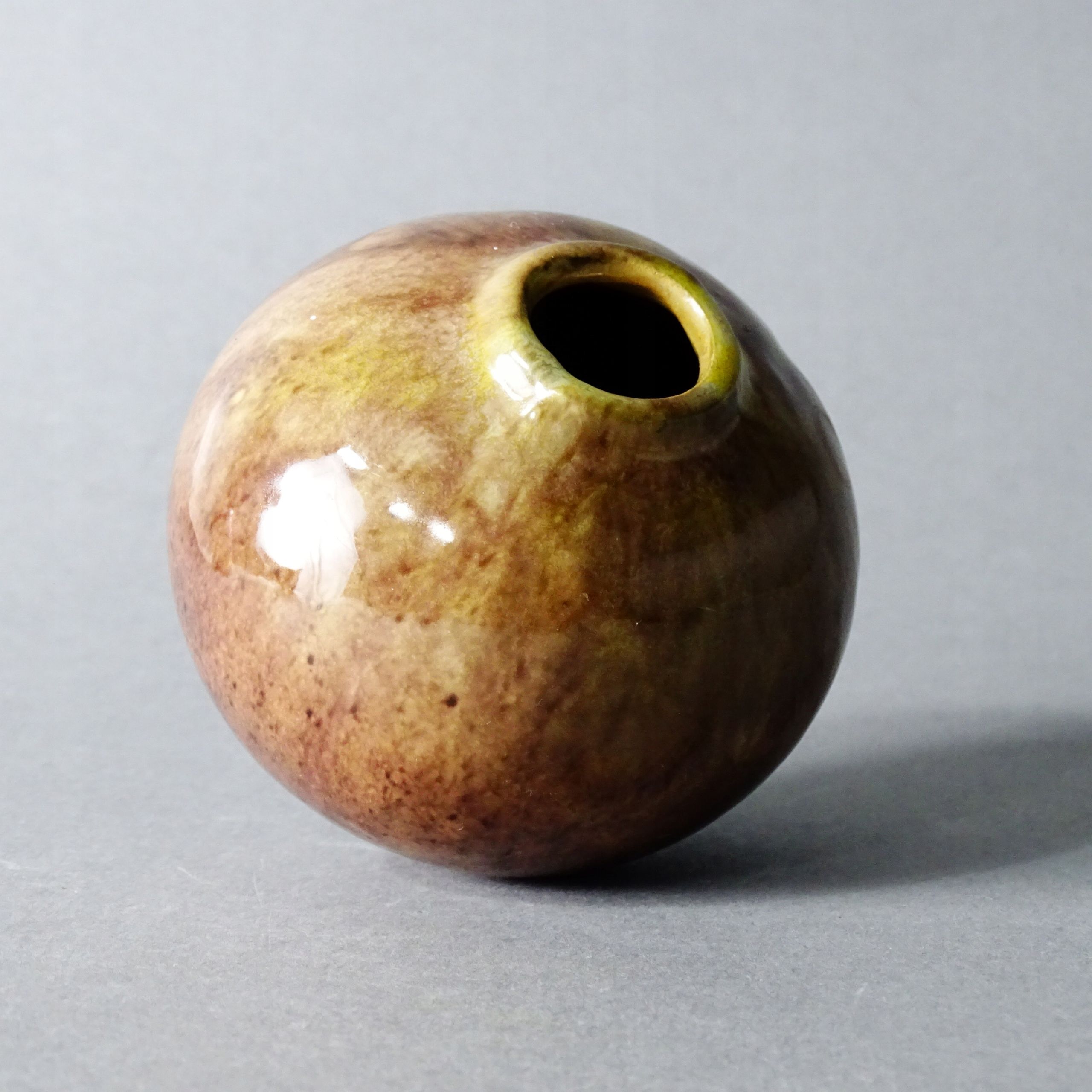 stary surowy wazonik ceramiczny