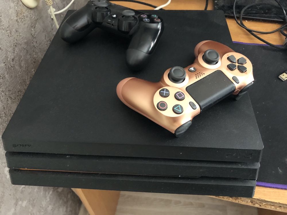 Продам PS4 Pro 1тб з 2 джойстиками