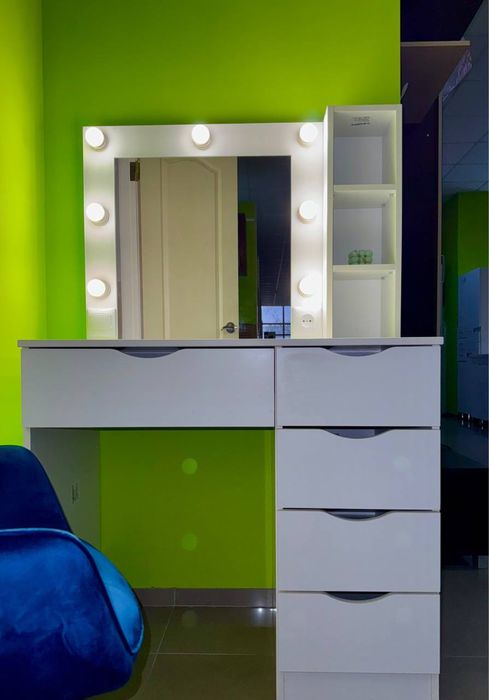 Туалетний столик з підсвіткою косметичний стіл дзеркало для макіяжу