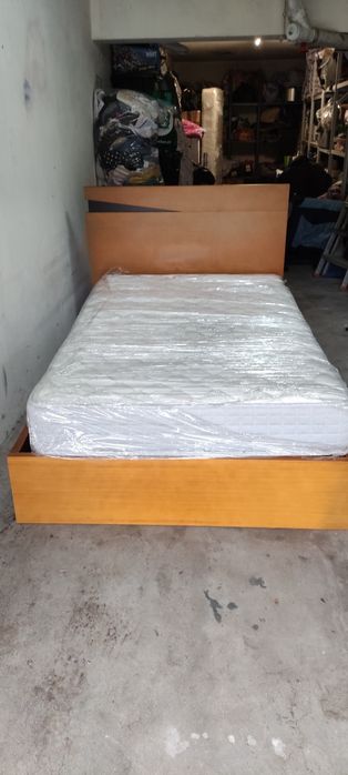 Cama de casal de madeira