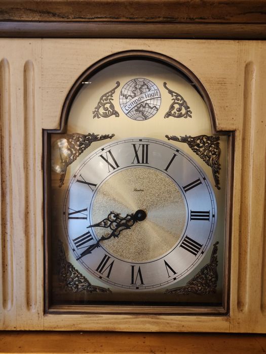 Zegar wolnostojący tempus fugit