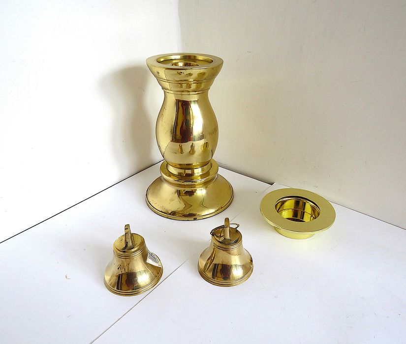 Mosiężny duży świecznik ,dwa dzwoneczki