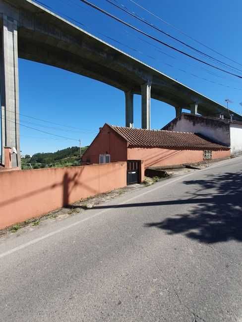 Prédio com 4 apartamentos + 2 Moradias, com 2 apartamentos cada uma