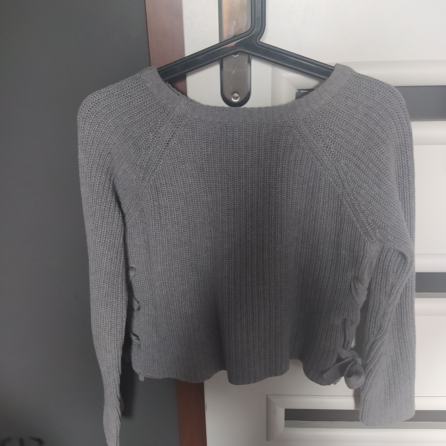 Szary bawełniany sweter z wiązaniami