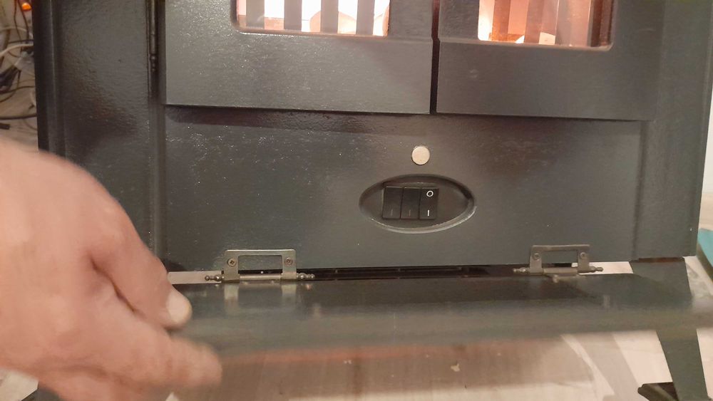 Kominek elektryczny (wolnostojący z funkcją grzania)