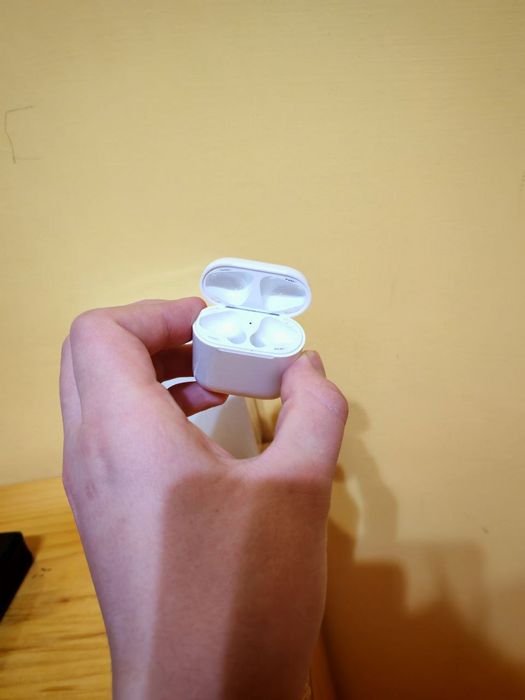 Кейс та коробка від Airpods