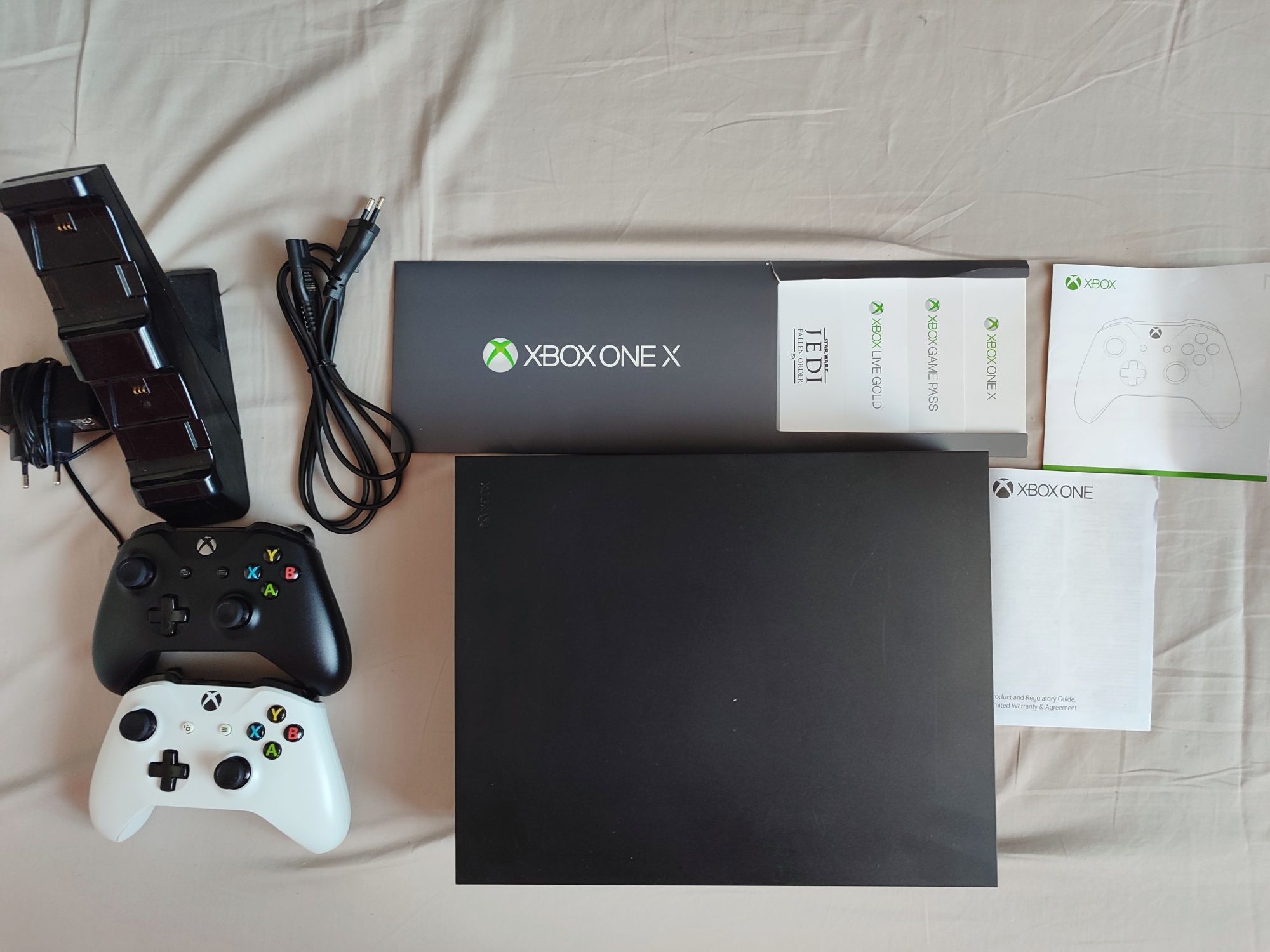 Konsola XBox One X + Pad + Ładowarka + 4/5 gier