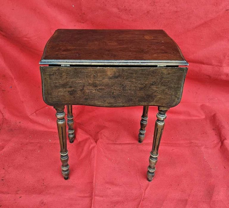 Mesa holandesa com abas e gavetas