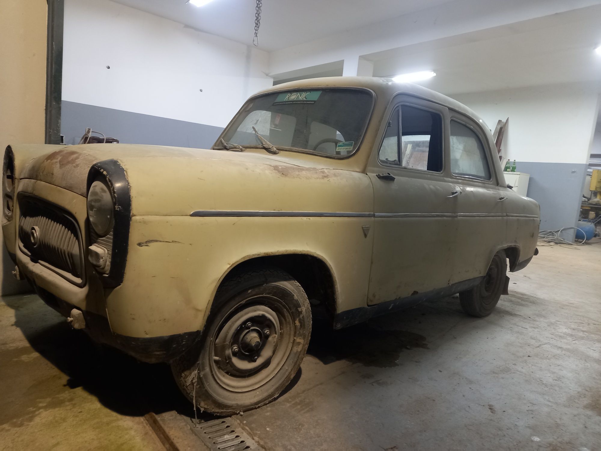 Dois Ford prefect 100E (1959)