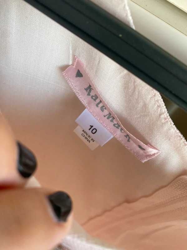 vestido cor-de-rosa com folhos