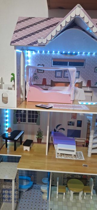 Duży drewniany domek dla lalek