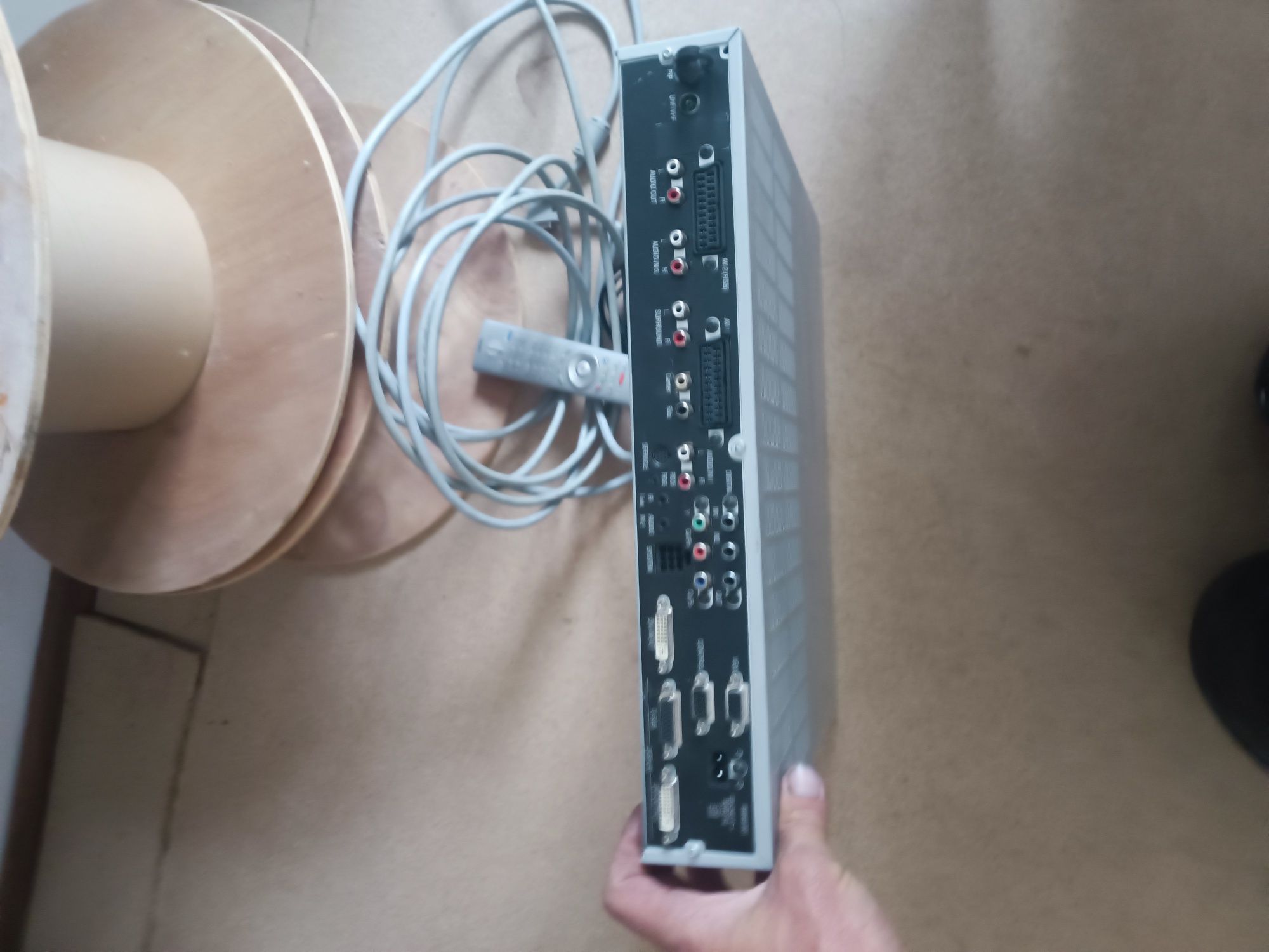 Telewizor na chodzie za quatropak.