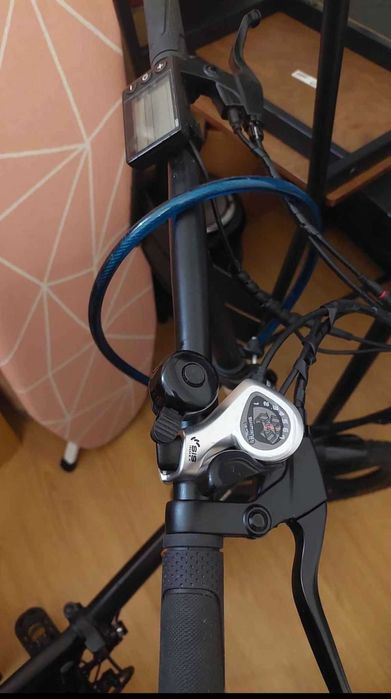 Bicicleta eléctrica com pouco uso.