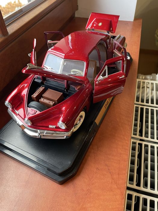 1948 Tucker Torpedo – Road Signature 1:18 Diecast Model (Red)