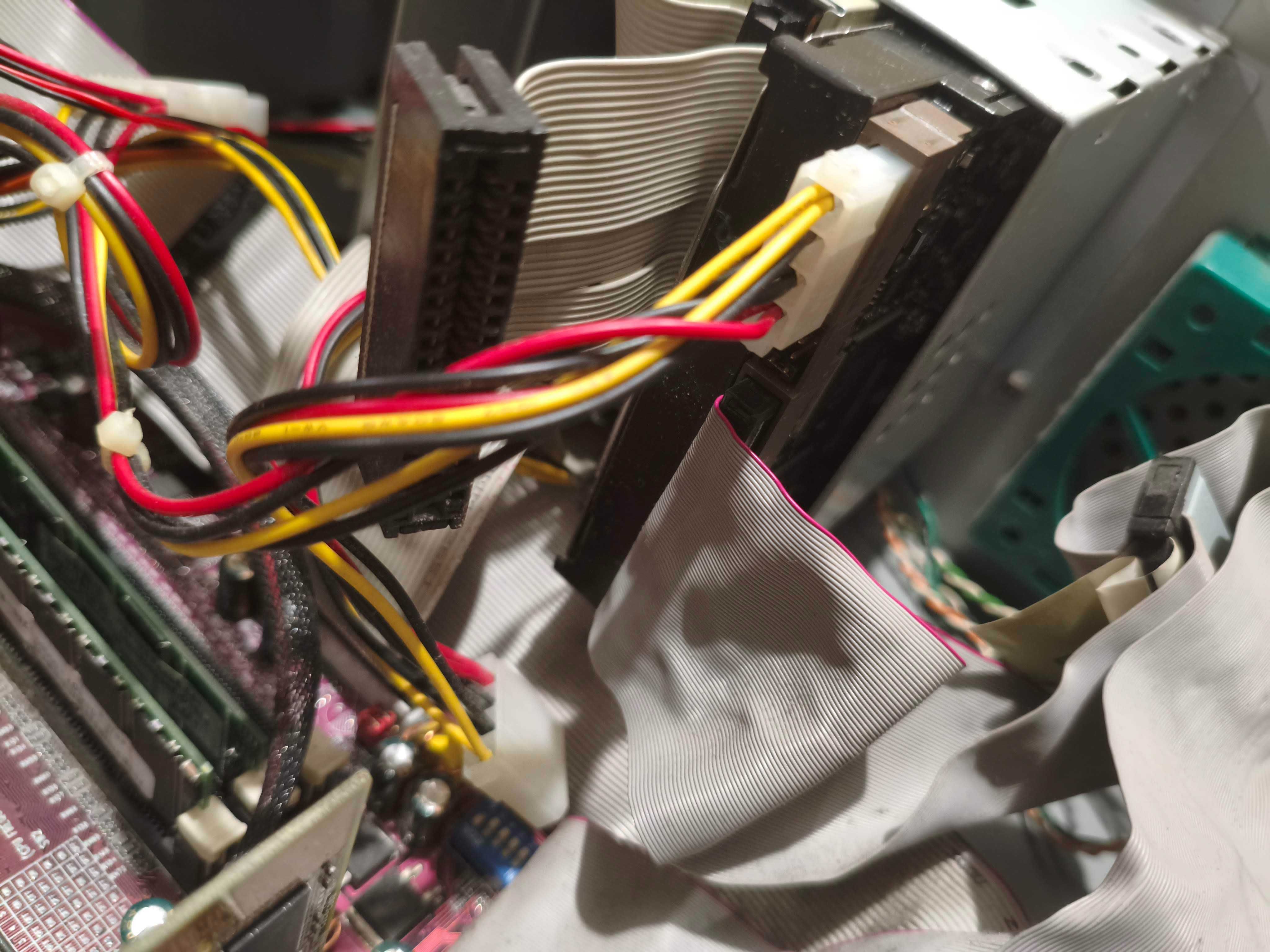 Stary komputer Duron 1,6HGz płyta Soltek, HDD 40GB, 256MB RAM